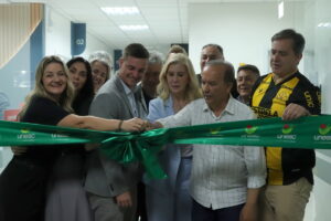 Várias pessoas inaugurando