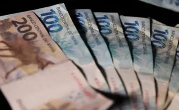 IPCA de 2025 cai para 4,46% e atinge meta de inflação Notas de R$ 200 e R$ 100 Reais do Banco Central em close-up, ilustrando a inflação (IPCA) que, segundo o Boletim Focus, recuou para 4,46% em 2025, atingindo o limite superior da meta do BC.