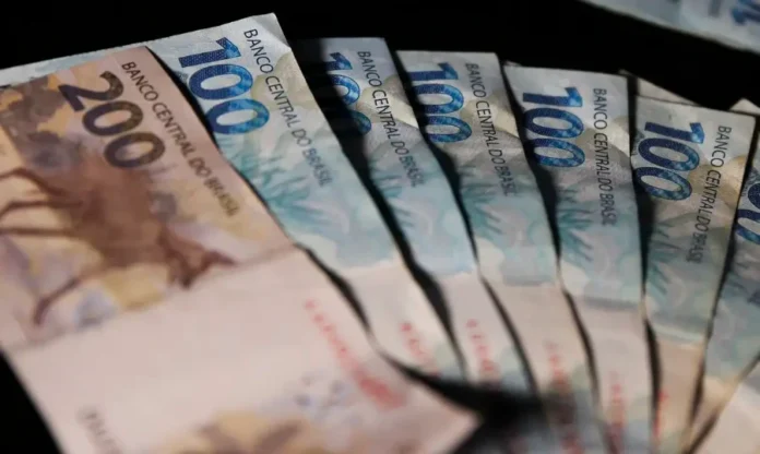 IPCA de 2025 cai para 4,46% e atinge meta de inflação Notas de R$ 200 e R$ 100 Reais do Banco Central em close-up, ilustrando a inflação (IPCA) que, segundo o Boletim Focus, recuou para 4,46% em 2025, atingindo o limite superior da meta do BC.