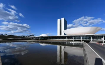 IR: FIESC critica modelo de compensação da isenção Vista panorâmica do Congresso Nacional em Brasília, sede da votação do Imposto de Renda (IR), ilustrando o debate legislativo criticado pela FIESC de Santa Catarina por onerar o capital produtivo.