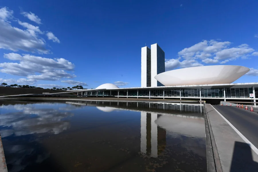 IR FIESC critica modelo de compensação da isenção Vista panorâmica do Congresso Nacional em Brasília, sede da votação do Imposto de Renda (IR), ilustrando o debate legislativo criticado pela FIESC de Santa Catarina por onerar o capital produtivo.