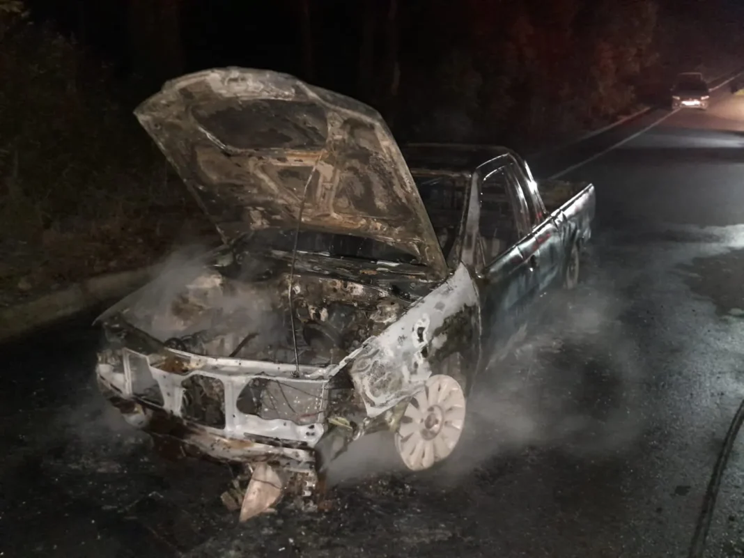 Veículo destruído por incêndio em Morro da Fumaça