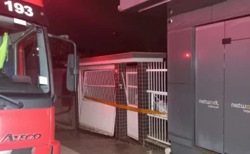 Incêndio em garagem atinge Centro de Apoio a Idosos em Içara Caminhão do Corpo de Bombeiros e garagem isolada com fita, na frente do prédio onde funciona o Centro de Apoio a Idosos em Içara, após incêndio.