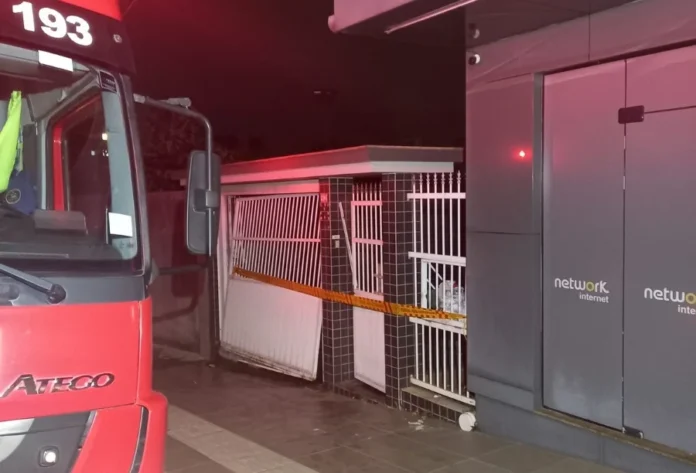 Incêndio em garagem atinge Centro de Apoio a Idosos em Içara Caminhão do Corpo de Bombeiros e garagem isolada com fita, na frente do prédio onde funciona o Centro de Apoio a Idosos em Içara, após incêndio.