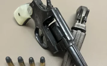 Jacinto Machado: Homem é preso por posse irregular de arma Revólver antigo com cabo de madrepérola e munições calibre 32, armas apreendidas pela Polícia Civil durante mandado de busca e apreensão em residência de homem investigado por ameaça em Jacinto Machado.