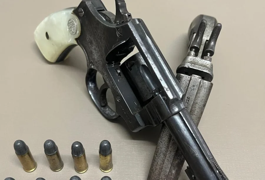 Jacinto Machado Homem é preso por posse irregular de arma Revólver antigo com cabo de madrepérola e munições calibre 32, armas apreendidas pela Polícia Civil durante mandado de busca e apreensão em residência de homem investigado por ameaça em Jacinto Machado.