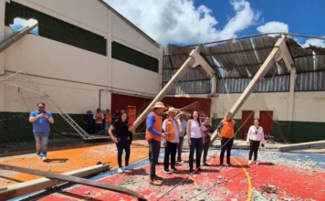 Governo de SC anuncia construção de bunkers em escolas Governador Jorginho Mello (colete laranja) inspecionando um ginásio escolar com o telhado destruído pelo tornado em Dionísio Cerqueira, onde ele anunciou a construção de salas seguras (bunkers) em escolas estaduais de Santa Catarina.