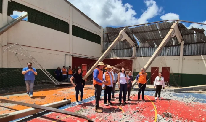 Jorginho Mello anuncia construção de bunkers em escolas Governador Jorginho Mello (colete laranja) inspecionando um ginásio escolar com o telhado destruído pelo tornado em Dionísio Cerqueira, onde ele anunciou a construção de salas seguras (bunkers) em escolas estaduais de Santa Catarina.