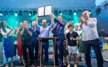 Jorginho Mello autoriza licitação da Ponte em Araranguá Governador Jorginho Mello e Prefeito César Antônio Cesa erguendo o documento assinado no palco, em evento público em Araranguá, oficializando a autorização da licitação da Ponte de Ilhas sobre o Rio Araranguá (investimento de R$ 24 milhões).