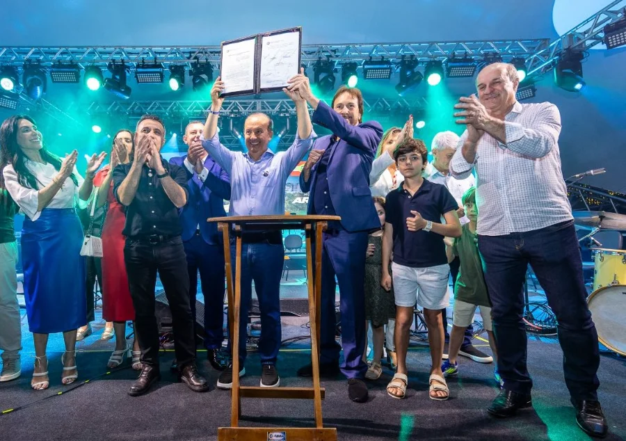 Jorginho Mello autoriza licitação da Ponte em Araranguá Governador Jorginho Mello e Prefeito César Antônio Cesa erguendo o documento assinado no palco, em evento público em Araranguá, oficializando a autorização da licitação da Ponte de Ilhas sobre o Rio Araranguá (investimento de R$ 24 milhões).