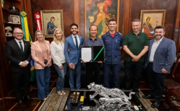 Jorginho Mello empossa novos gestores do IMA e SCTI Governador Jorginho Mello empossa os novos líderes do IMA (Instituto do Meio Ambiente) e SCTI (Ciência, Tecnologia e Inovação) em cerimônia no Palácio do Governo de Santa Catarina.