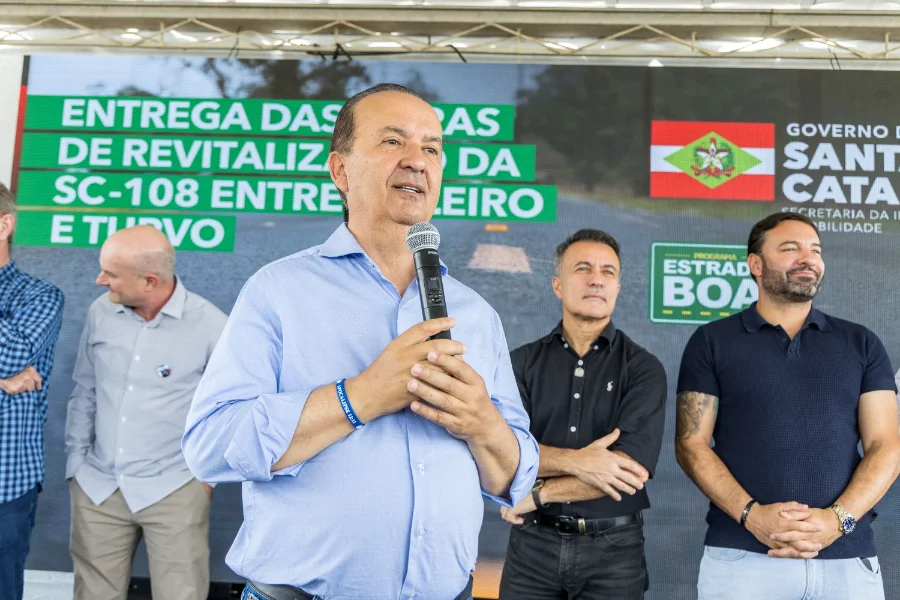 Jorginho Mello entrega revitalização da SC-108 em Meleiro Governador Jorginho Mello discursando em Meleiro no palco, em frente ao painel do Programa Estrada Boa, durante a entrega oficial da revitalização da rodovia SC-108, no trecho que liga Meleiro a Turvo (investimento de R$ 20 milhões).