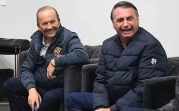 Jorginho critica prisão de Bolsonaro e vê perseguição política O governador Jorginho Mello e o ex-presidente Jair Bolsonaro sorrindo durante um encontro.