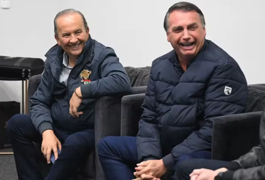 O governador Jorginho Mello e o ex-presidente Jair Bolsonaro sorrindo durante um encontro.