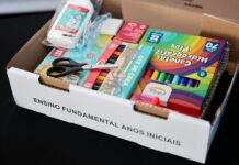 Alunos do estado de SC receberão kits escolares em 2026 Caixa com materiais escolares