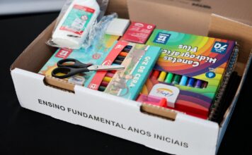 Alunos do estado de SC receberão kits escolares em 2026 Caixa com materiais escolares