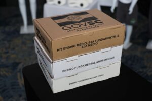 Caixas com materiais escolares 