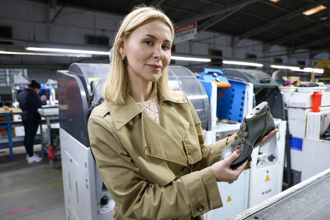 Foto de uma mulher segurando um sapato