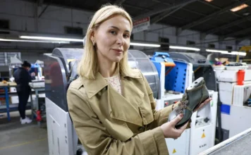 Mulheres empreendedoras batem recorde em SC Foto de uma mulher segurando um sapato