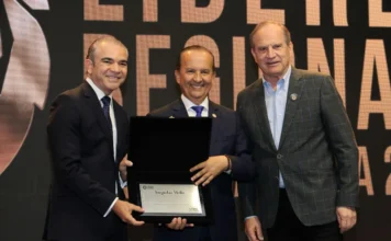 LIDE premia Jorginho Mello por Incentivo ao Empreendedorismo Governador Jorginho Mello recebendo o Prêmio LIDE Líderes do Brasil - Edição SC, pela sua contribuição e incentivo ao empreendedorismo em Santa Catarina.