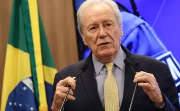 Lewandowski defende integração de dados do Mercosul Ministro da Justiça Ricardo Lewandowski discursando em Brasília, com a bandeira do Brasil ao fundo, defendendo a integração de dados e a criação de um banco regional de informações do Mercosul para fortalecer o combate ao tráfico de pessoas e a facções criminosas.