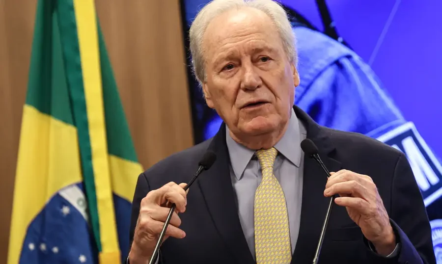 Lewandowski defende integração de dados do Mercosul Ministro da Justiça Ricardo Lewandowski discursando em Brasília, com a bandeira do Brasil ao fundo, defendendo a integração de dados e a criação de um banco regional de informações do Mercosul para fortalecer o combate ao tráfico de pessoas e a facções criminosas.