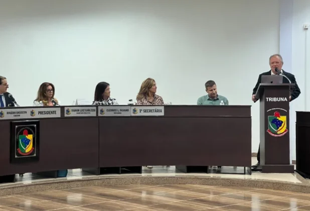 Mesa diretora da Câmara de Vereadores de Turvo com o vice-prefeito discursando