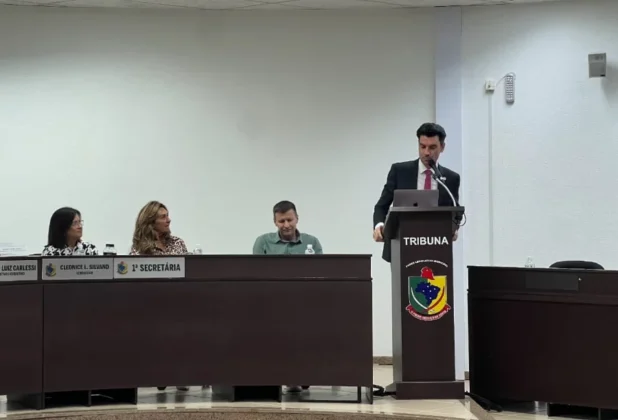 Delegado Ulisses Gabriel discursa na tribuna da Câmara de Vereadores de Turvo para a mesa diretora.