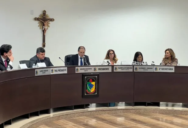 Mesa diretora da Câmara de Vereadores de Turvo com seis membros sentados durante sessão solene.