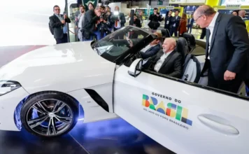 Lula celebra retirada de tarifas dos EUA como “vitória do diálogo” Lula em carro branco com a logo do Governo do Brasil, na abertura do Salão Internacional do Automóvel.
