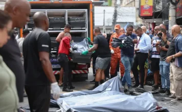 Lula critica operação no Rio e a classifica como “desastrosa” Carro do IML (ou rabecão) e equipes de segurança no local da operação no Rio de Janeiro, que deixou 121 mortos e foi classificada como desastrosa pelo presidente Lula.