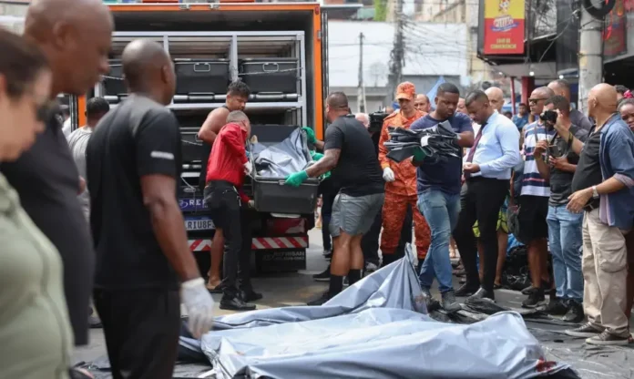 Lula critica operação no Rio e a classifica como “desastrosa” Carro do IML (ou rabecão) e equipes de segurança no local da operação no Rio de Janeiro, que deixou 121 mortos e foi classificada como desastrosa pelo presidente Lula.
