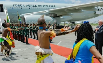 Lula desembarca no G20 com foco em Solidariedade Presidente Lula sendo recebido com apresentação cultural no aeroporto de Joanesburgo, na África do Sul, para o G20.