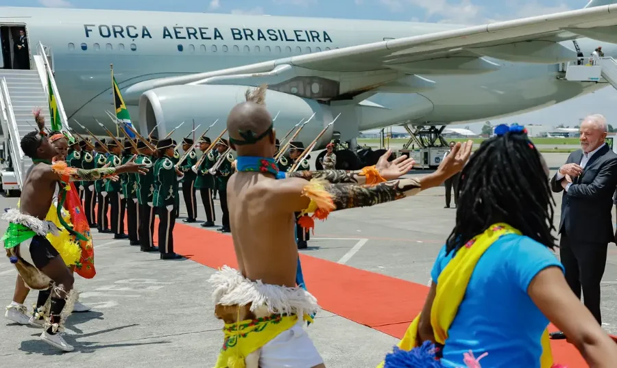 Presidente Lula sendo recebido com apresentação cultural no aeroporto de Joanesburgo, na África do Sul, para o G20.
