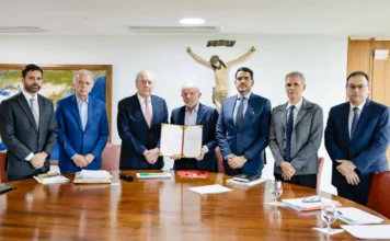 Lula envia ao Congresso Projeto de Lei Antifacção Presidente Lula (ao centro) assinando o Projeto de Lei Antifacção, ladeado por ministros e autoridades de segurança e justiça, em cerimônia no Palácio do Planalto em Brasília.