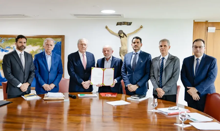 Presidente Lula (ao centro) assinando o Projeto de Lei Antifacção, ladeado por ministros e autoridades de segurança e justiça, em cerimônia no Palácio do Planalto em Brasília.