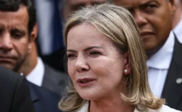 Lula reúne ministros para avançar em PEC Antifacção Ministra Gleisi Hoffmann em close-up, discursando na saída da reunião ministerial, onde Lula pediu articulação dos ex-governadores para aprovar a PEC e o Projeto de Lei Antifacção no Congresso.