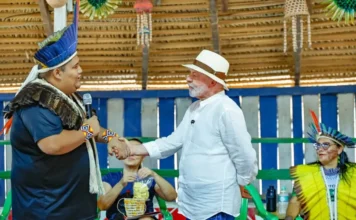 Lula visita Amazônia antes da COP30 e debate bioeconomia Presidente Lula (de chapéu branco) cumprimenta um líder da comunidade indígena ou ribeirinha durante sua visita à Amazônia, debatendo bioeconomia e sustentabilidade antes da COP30.