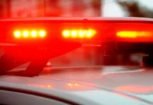 Mãe e filho são presos por tráfico em Balneário Arroio do Silva Farol de emergência (giroflex) de viatura policial piscando em vermelho (imagem ilustrativa), representando a prisão em flagrante de mãe e filho por tráfico de drogas em Balneário Arroio do Silva.