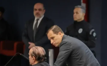 Mauro Cid retira tornozeleira e inicia regime aberto O tenente-coronel Mauro Cid, ex-ajudante de ordens de Bolsonaro, em audiência no STF, onde retirou a tornozeleira eletrônica para iniciar o cumprimento da pena em regime aberto.