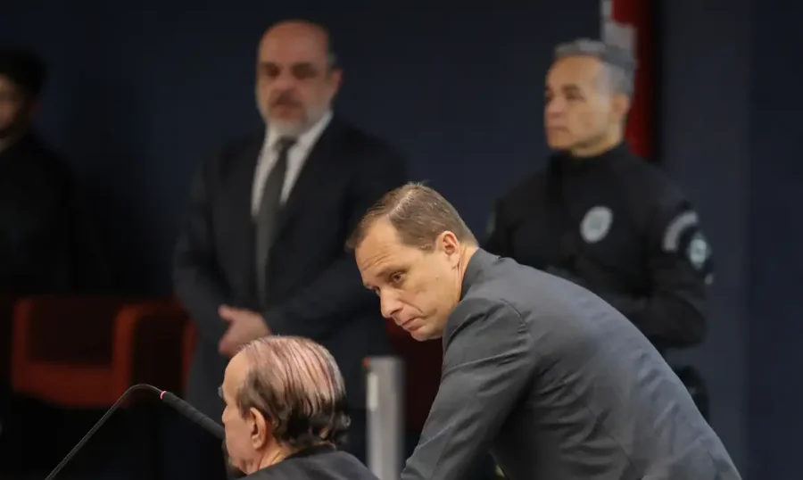 Mauro Cid retira tornozeleira e inicia regime aberto O tenente-coronel Mauro Cid, ex-ajudante de ordens de Bolsonaro, em audiência no STF, onde retirou a tornozeleira eletrônica para iniciar o cumprimento da pena em regime aberto.