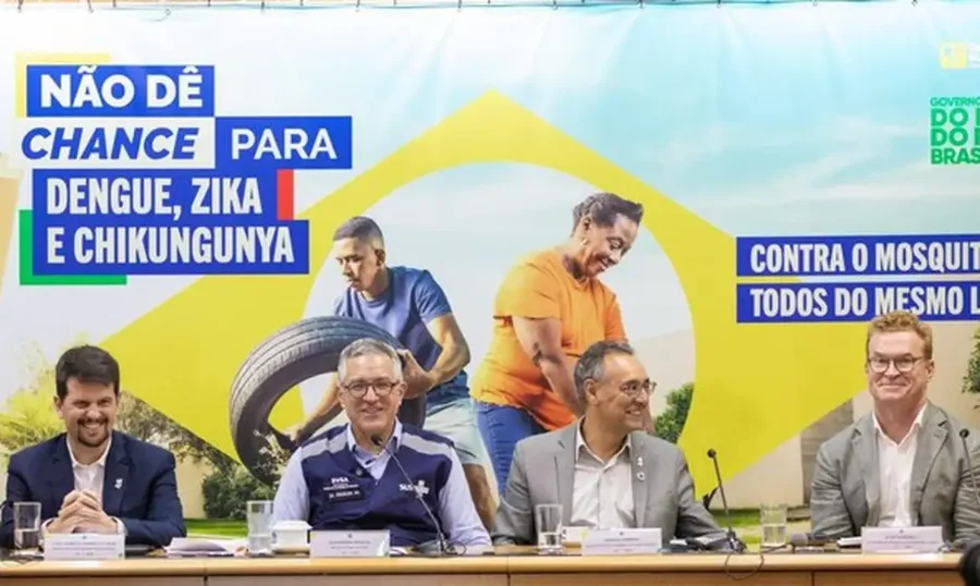Ministro da Saúde Alexandre Padilha e outras autoridades em coletiva de imprensa, em frente ao banner da campanha de combate à dengue, zika e chikungunya, anunciando o Dia D de mobilização nacional.