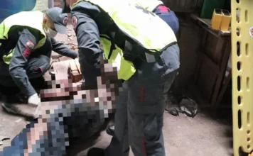 Morro da Fumaça: Homem cai de telhado em acidente de trabalho Bombeiros militares prestando socorro a um homem caído no chão dentro de uma empresa em Morro da Fumaça, após ele sofrer uma queda grave do telhado em acidente de trabalho.