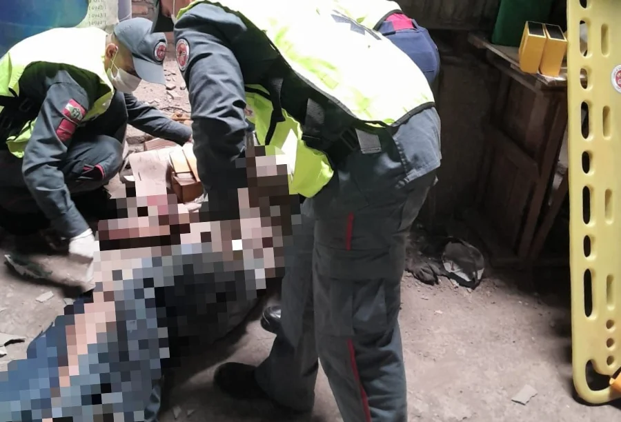 Morro da Fumaça Homem cai de telhado em acidente de trabalho Bombeiros militares prestando socorro a um homem caído no chão dentro de uma empresa em Morro da Fumaça, após ele sofrer uma queda grave do telhado em acidente de trabalho.