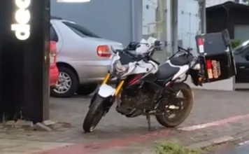 Motociclista sofre mal súbito e morre no centro de Sombrio Motocicleta branca e preta deitada na calçada no centro de Sombrio, após mal súbito do condutor.