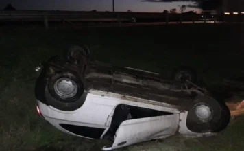 Motorista capota veículo na BR-101 em Içara Carro Chevrolet Celta branco capotado, virado de ponta-cabeça na área de grama do vão central da BR-101 em Içara, após acidente noturno que não deixou feridos.