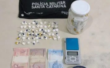 Mulher é presa com cocaína em táxi em Praia Grande Cocaína (em porções brancas), balança de precisão e notas de Real apreendidas pela Polícia Militar em Praia Grande, em flagrante de tráfico com uma mulher em um táxi.