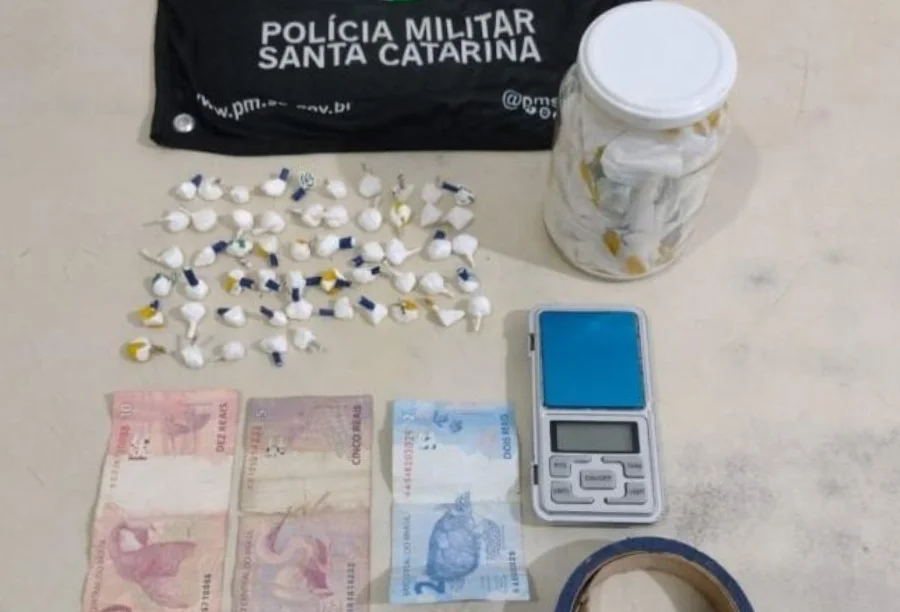 Mulher é presa com cocaína em táxi em Praia Grande Cocaína (em porções brancas), balança de precisão e notas de Real apreendidas pela Polícia Militar em Praia Grande, em flagrante de tráfico com uma mulher em um táxi.