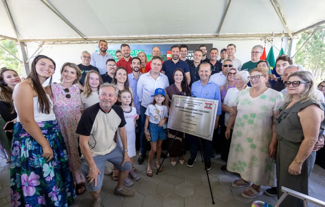 OJR_7760_11zon Autoridades reunidas na inauguração da rodovia