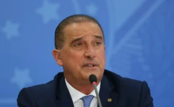 Onyx Lorenzoni: Fraudes no INSS são problema antigo Ex-ministro Onyx Lorenzoni, em close-up, prestando depoimento na CPMI do INSS, onde afirmou que as fraudes nos descontos associativos são um problema antigo e recorrente.